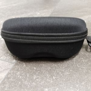 Sunglasses case with zipper closureSunglasses case with zipper closure